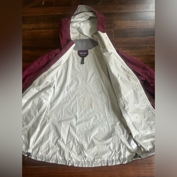 Women’s Patagonia Rain Coat - Picture 4 of 8